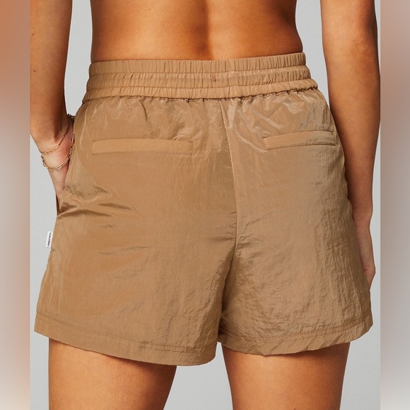 Fabletics Heights Shimmer Tan Cargo Shorts Womens size Large - Picture 2 of 3